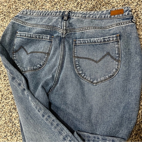 CLEO + WOLF WOMEN'S MEDIUM WASH HIGH RISE LOOSE DISTRESSED JEANS, size 31, NWOT - Picture 3 of 6